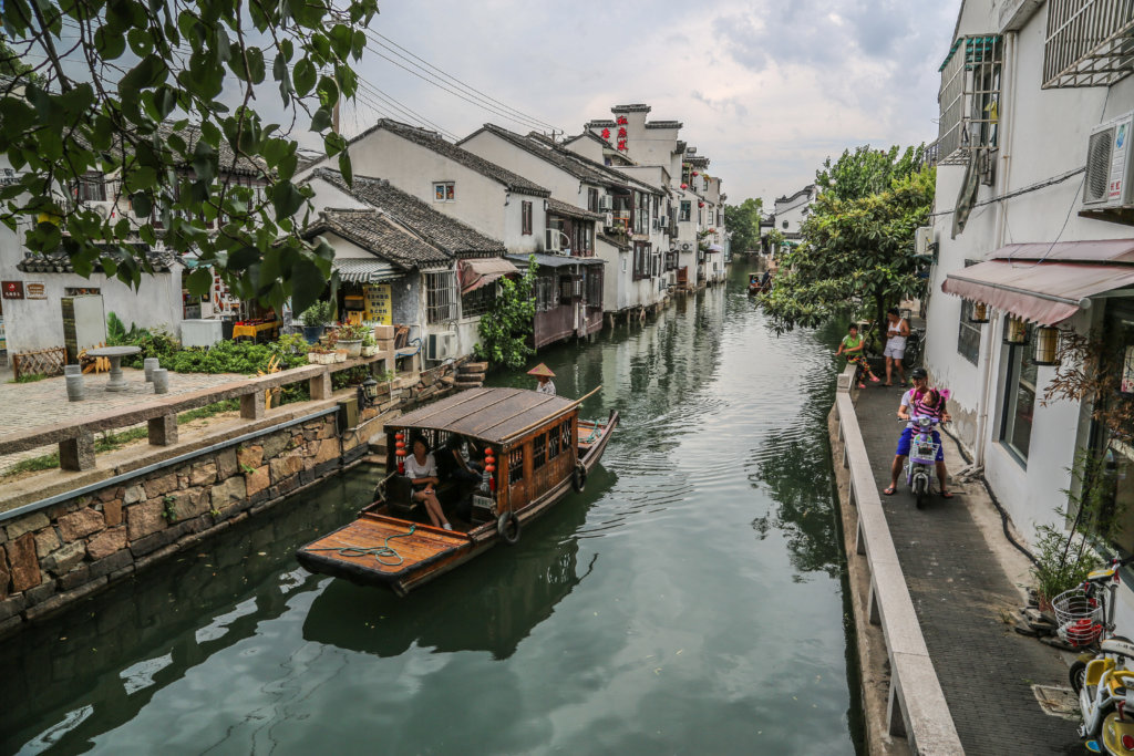 Suzhou architecture and gardens_architecture on the road