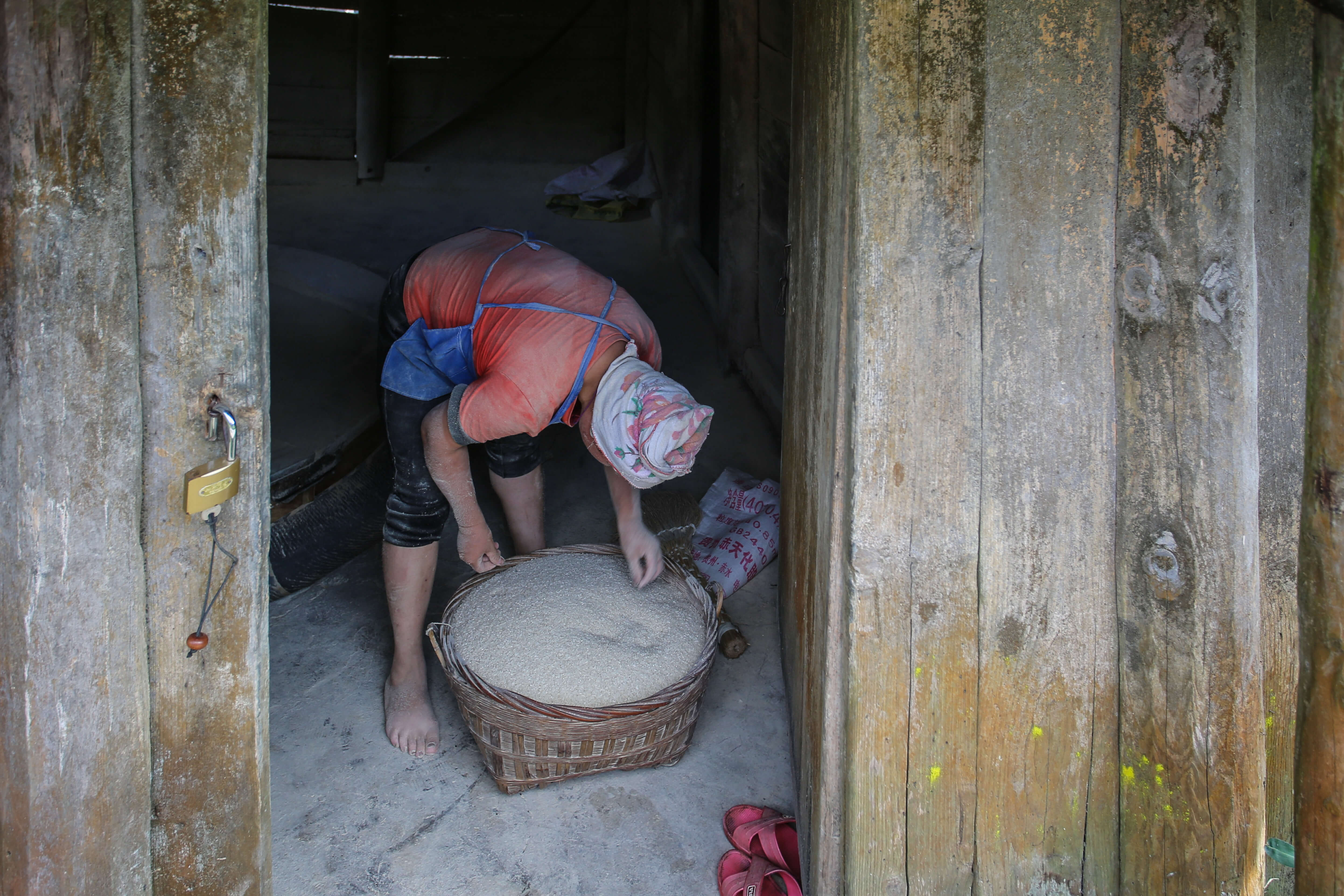 Xijiang_Guizhou_ Miao Ethnic Minority_Architecture on the road_Wudong village