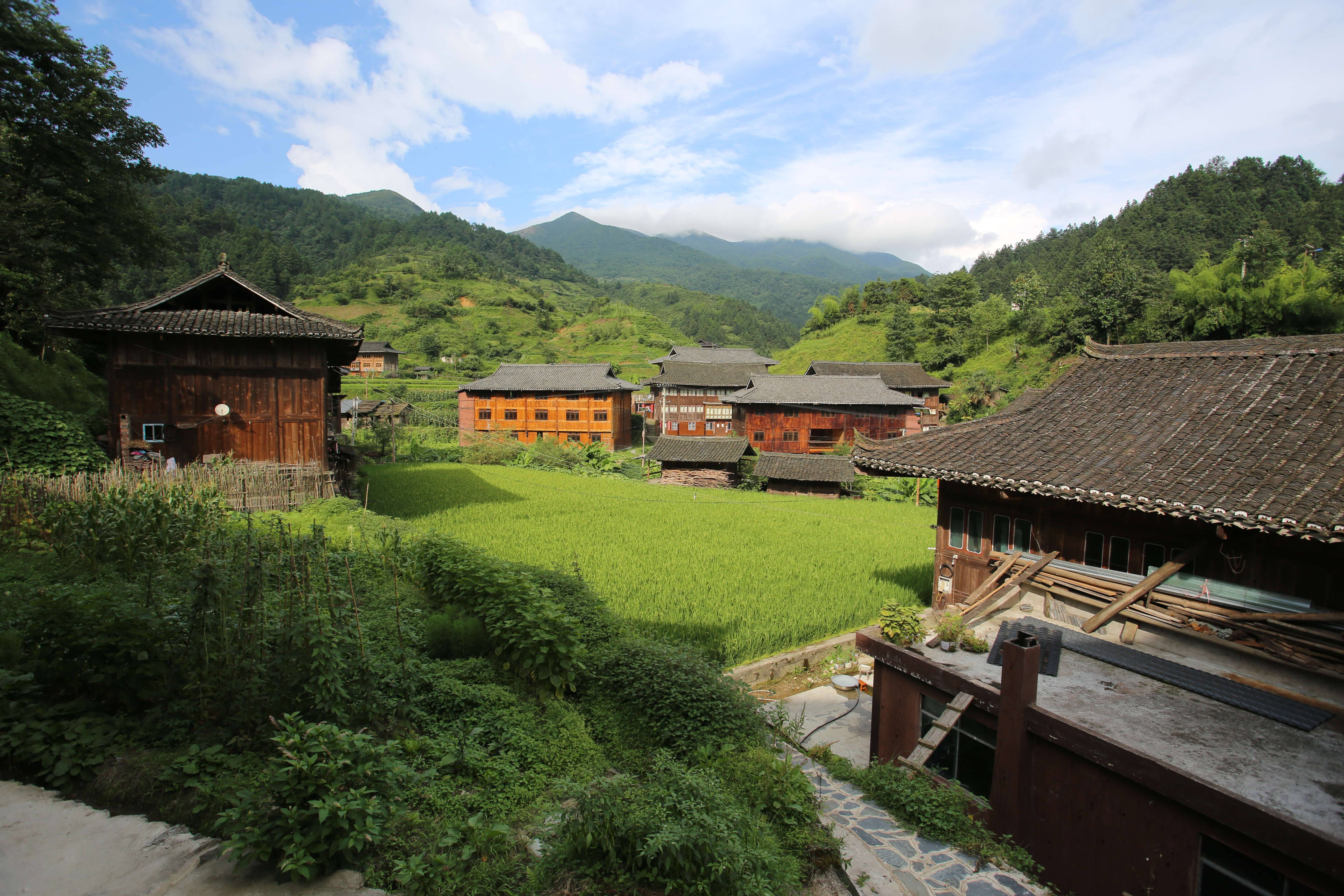 Xijiang_Guizhou_ Miao Ethnic Minority_Architecture on the road_Wudong village