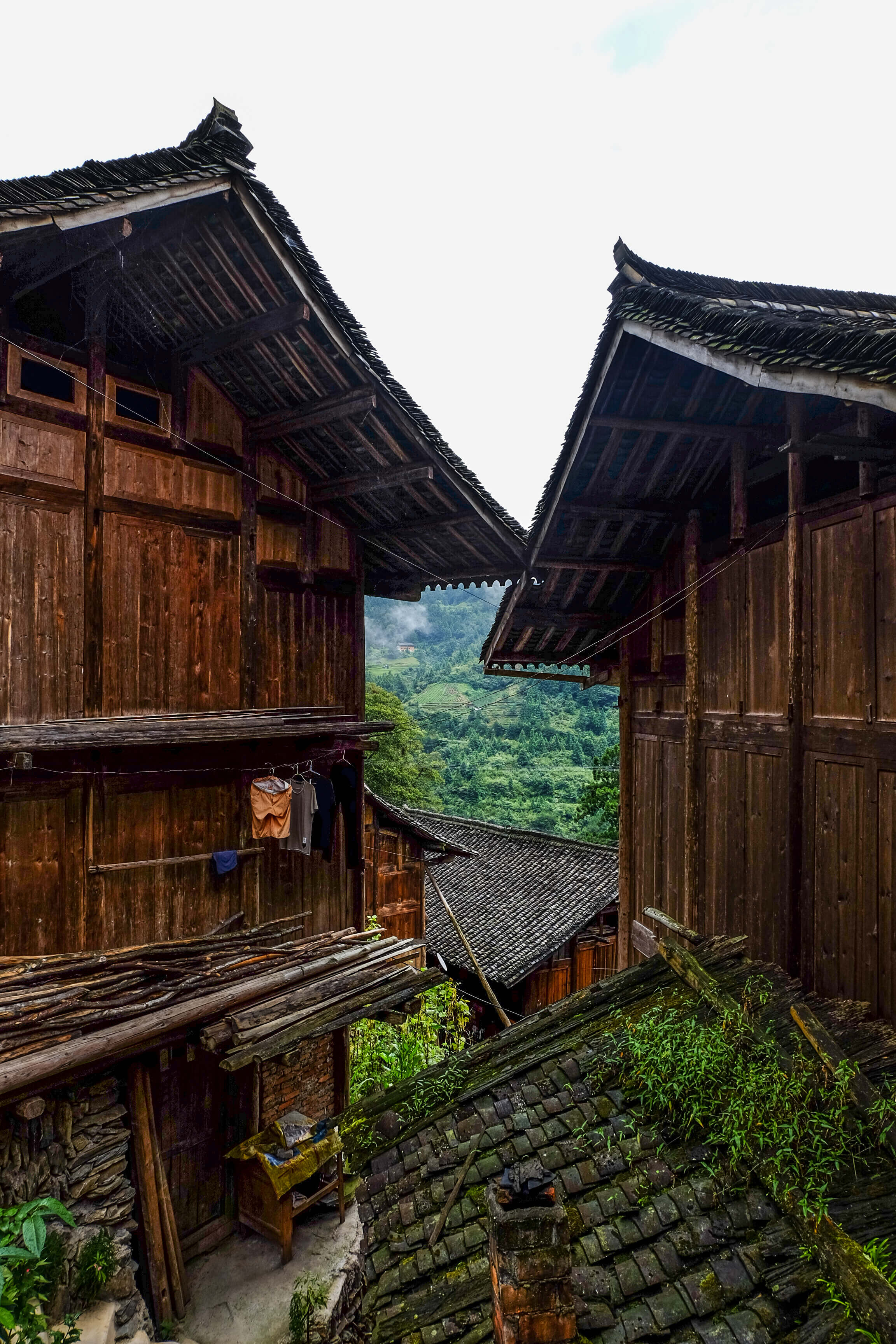 Xijiang_Guizhou_ Miao Ethnic Minority_Architecture on the road_Queniao village