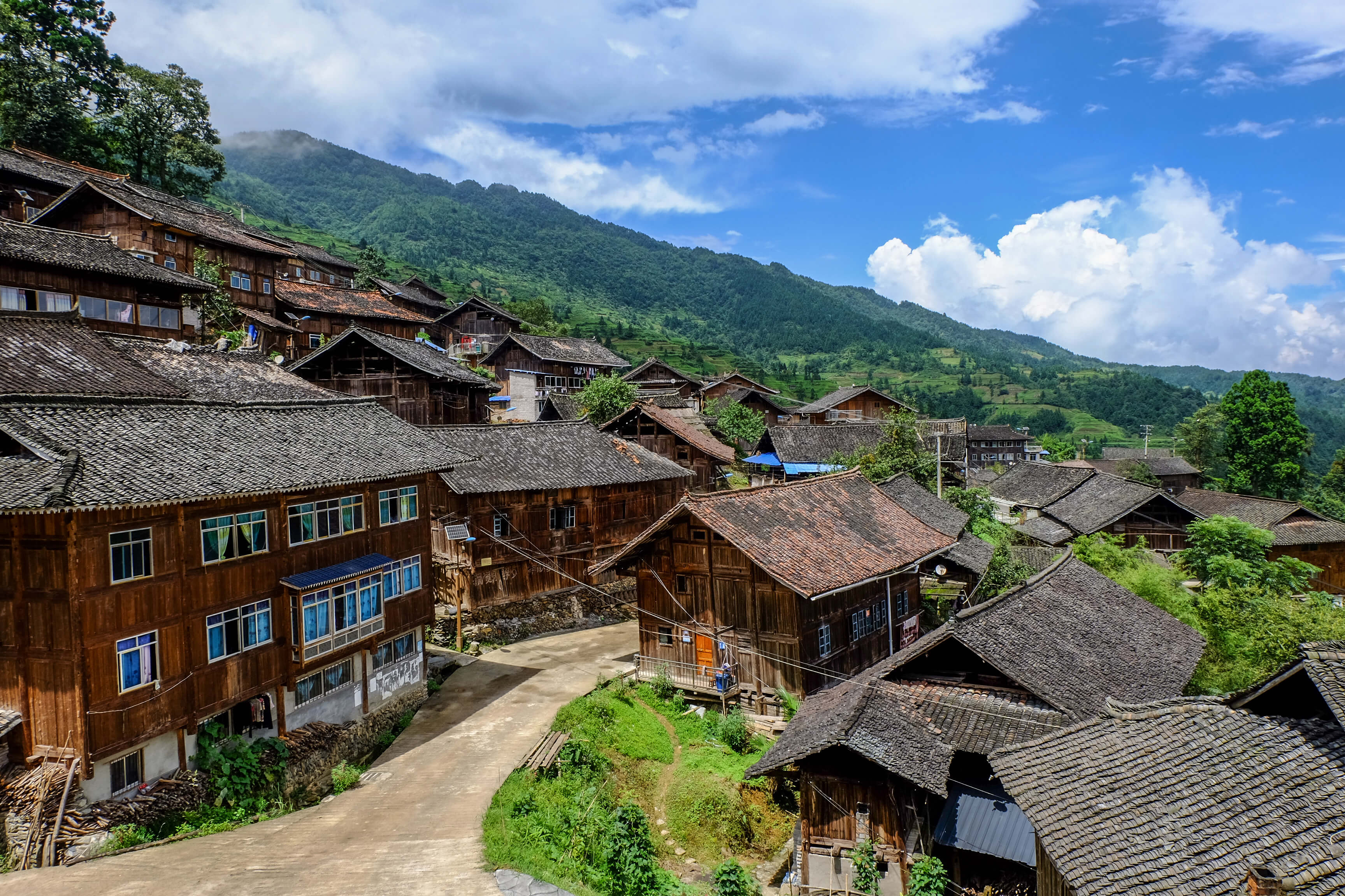 Xijiang_Guizhou_ Miao Ethnic Minority_Architecture on the road_Queniao village