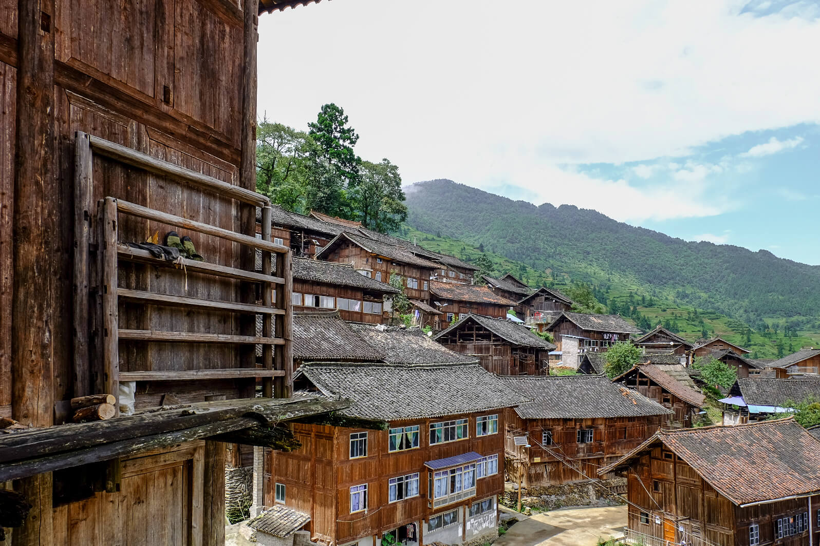 Xijiang_Guizhou_ Miao Ethnic Minority_Architecture on the road_Queniao village