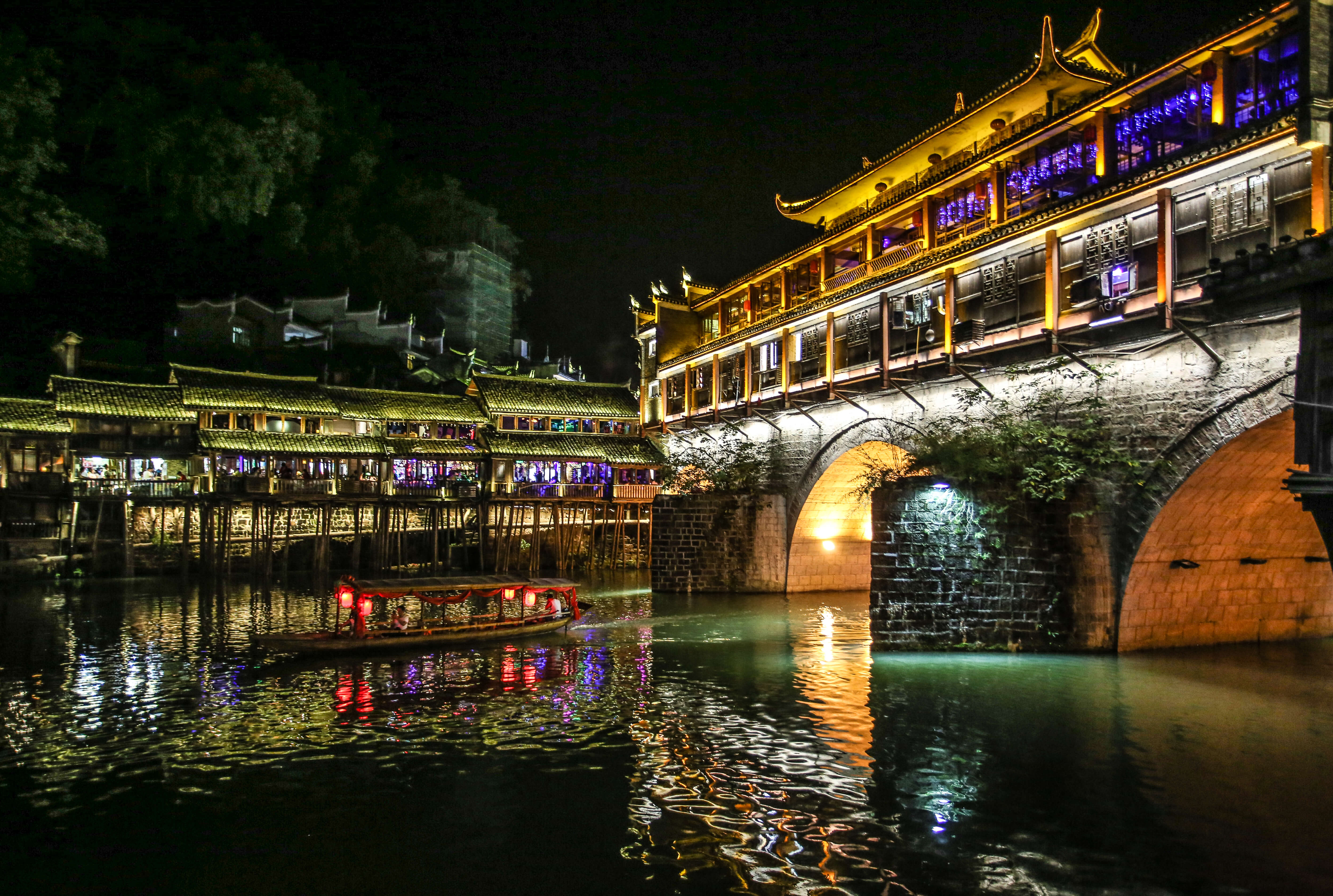Fenghuang_Hunan_architecture on the road