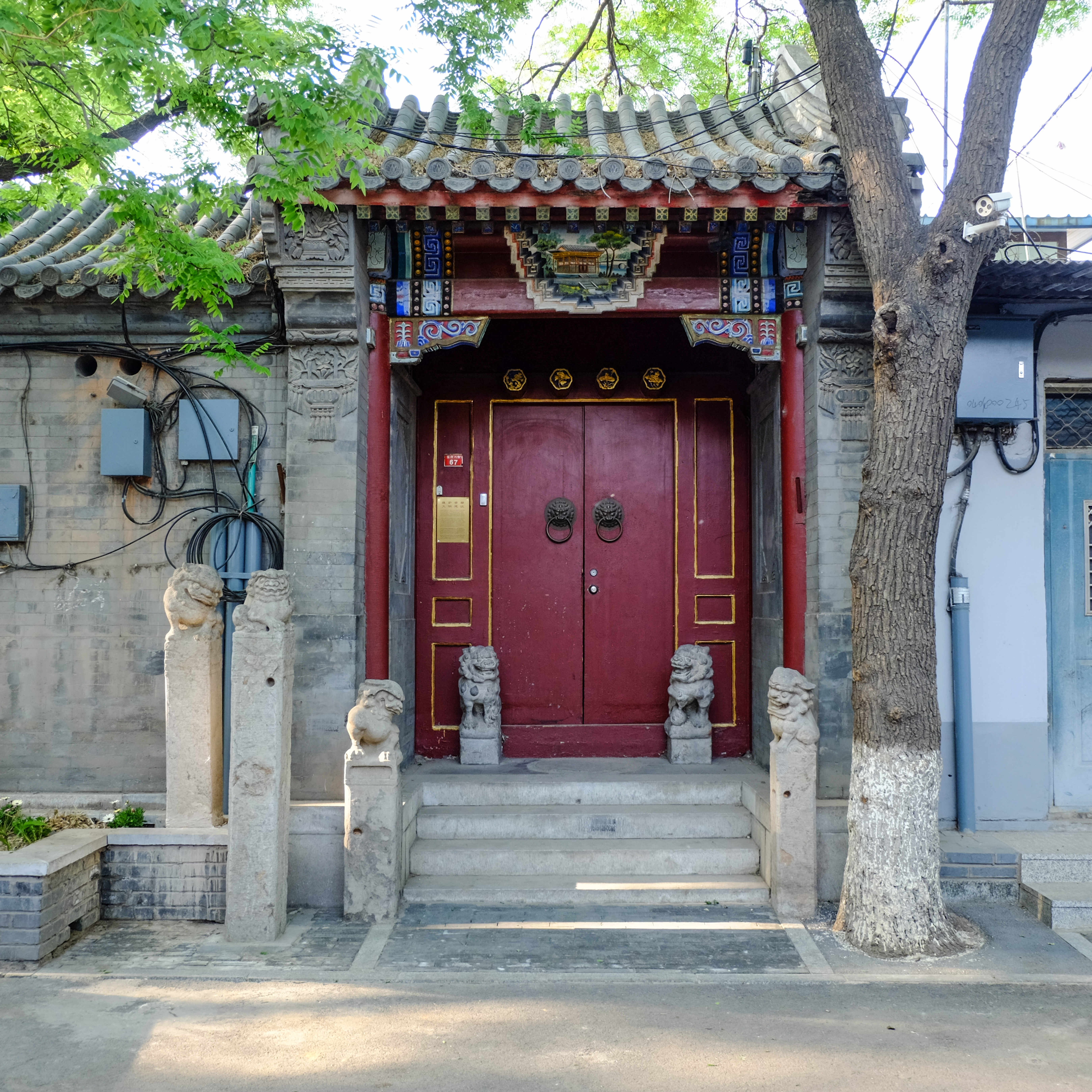 siheyuan house_Exploring the hutong of old beijing_architecture on the road