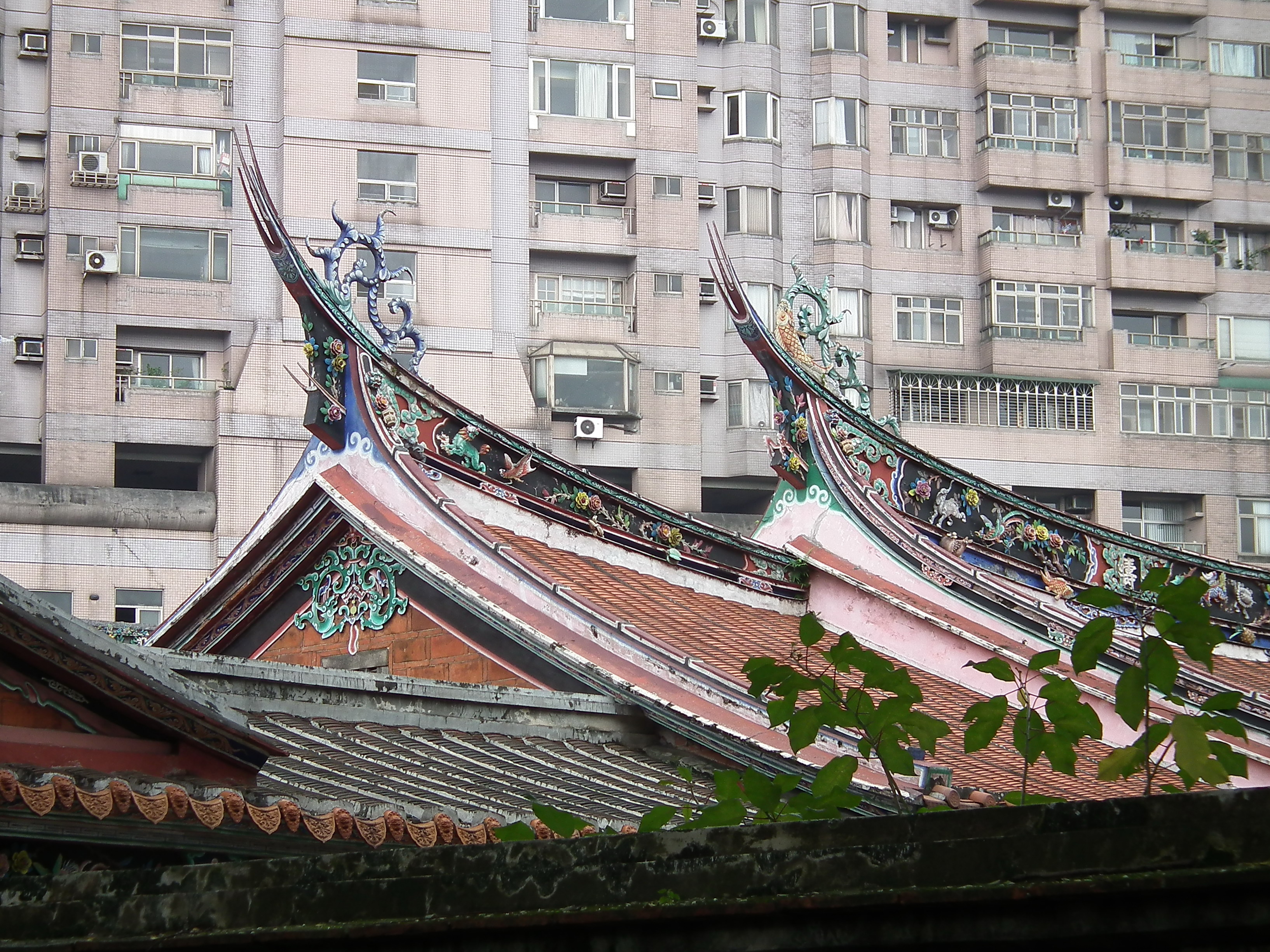 林家三落大厝燕尾脊飾_The_Swallow-tail-shaped_Decoration_on_the_Roof_Ridge_of_the_Lin_Family_Mansion_-_panoramio